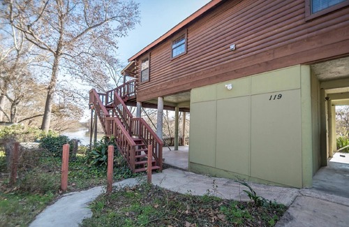 Bastrop Cabin | Unique Log Treehouse Cabin on the Colorado River - Rated 9.8