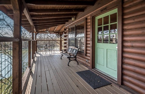 Bastrop Cabin | Unique Log Treehouse Cabin on the Colorado River - Rated 9.8