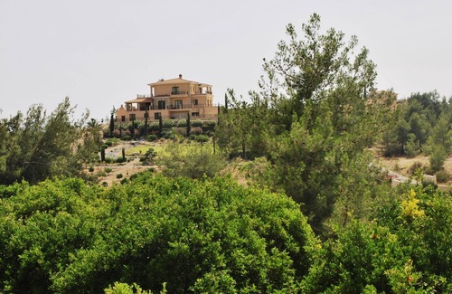 Argaka Villa | Elegant Villa with Heated Pool, Gym & Games Room in Paphos