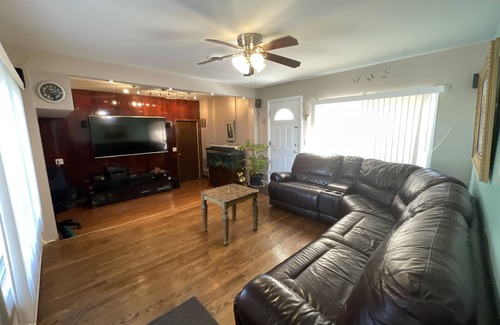 Glenview House | Cozy Mid-Term Rental Home in Glenview - Ideal for Families