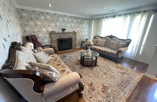 Glenview House | Cozy Mid-Term Rental Home in Glenview - Ideal for Families