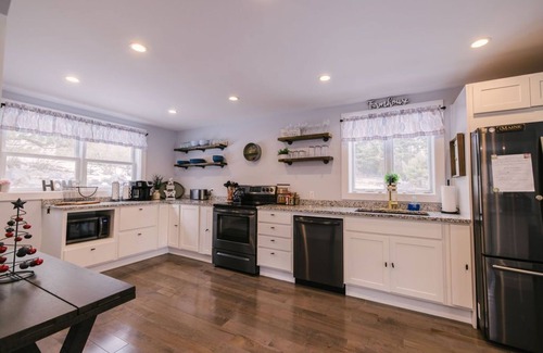 Hall Quarry House | Elevated Mountain Views with Spa & Pet-Friendly Amenities