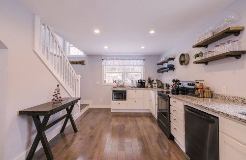 Hall Quarry House | Elevated Mountain Views with Spa & Pet-Friendly Amenities