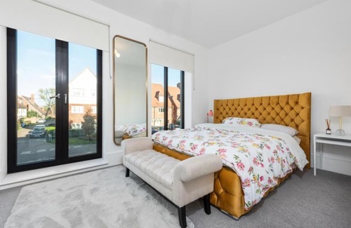 Whittington House | Inviting New Townhouse with Garden in Central London