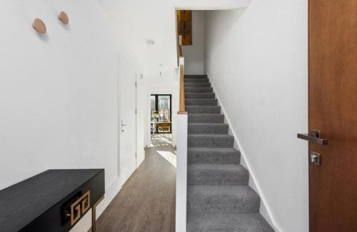 Whittington House | Inviting New Townhouse with Garden in Central London