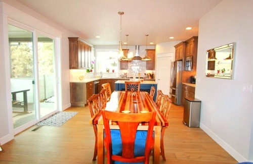 Southeast Bend House | Unforgettable Stay in Bend with Hot Tub & Spa Amenities