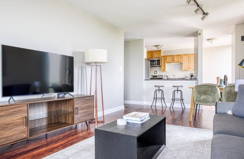 Oak Park Apartment | Amazing Oak Park 2BR w/ Lounge & Rooftop, 3 blocks to L, by Blueground