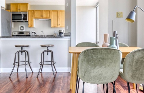 Oak Park Apartment | Amazing Oak Park 2BR w/ Lounge & Rooftop, 3 blocks to L, by Blueground