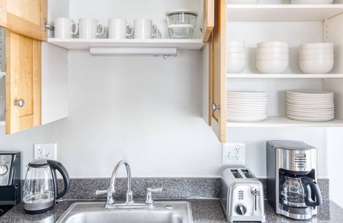 Oak Park Apartment | Amazing Oak Park 2BR w/ Lounge & Rooftop, 3 blocks to L, by Blueground