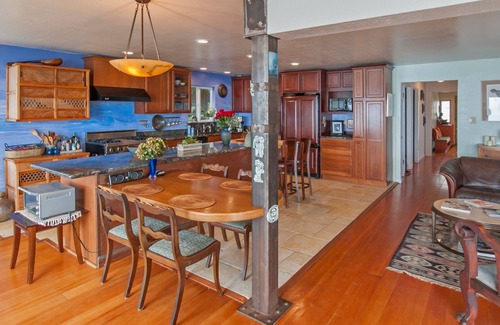 Montara House | Inviting Oceanfront 3 Bedroom Home with Spa & Hot Tub