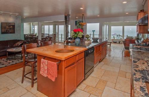Montara House | Inviting Oceanfront 3 Bedroom Home with Spa & Hot Tub