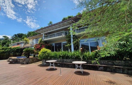 Centro Villa | Inviting Retreat in Angra dos Reis with Spa & Family Amenities
