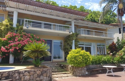 Centro Villa | Inviting Retreat in Angra dos Reis with Spa & Family Amenities
