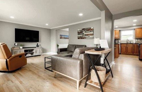 Roselawn Finance House | Inviting Pool Retreat Steps from the Park - Rated 10/10