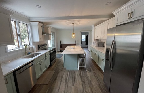 Bristol House | Cozy Getaway: Steps to Water & Minutes from Downtown!