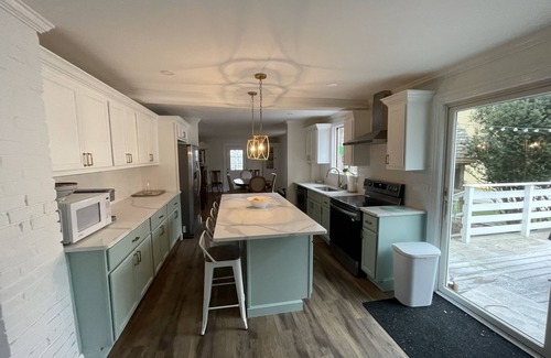 Bristol House | Cozy Getaway: Steps to Water & Minutes from Downtown!
