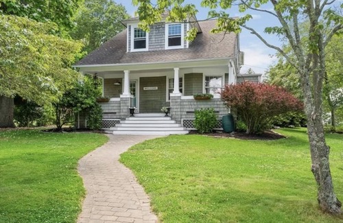 Bristol House | Cozy Getaway: Steps to Water & Minutes from Downtown!