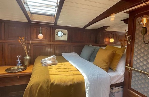 Amsterdam East Boat Rental | Exclusive Private Boat Retreat with Oceanfront Views