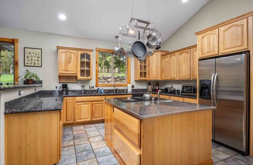 Yamhill House | Amazing Private Wine Country Retreat, Pet Friendly, Valley Views, Huge Game Room, BBQ, Wine Tasting