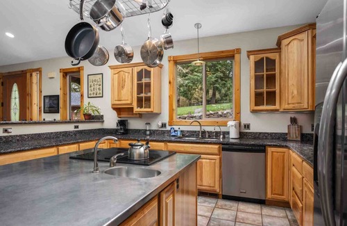 Yamhill House | Amazing Private Wine Country Retreat, Pet Friendly, Valley Views, Huge Game Room, BBQ, Wine Tasting