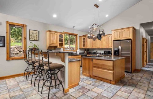 Yamhill House | Amazing Private Wine Country Retreat, Pet Friendly, Valley Views, Huge Game Room, BBQ, Wine Tasting