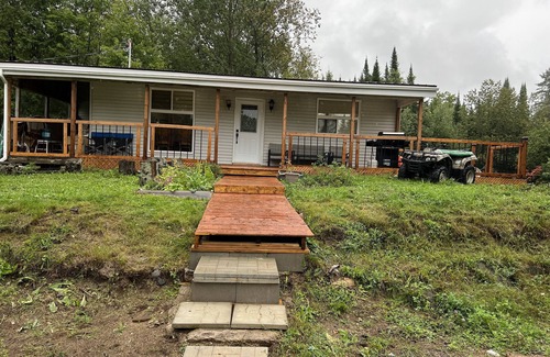 Tudor and Cashel Cottage | Serene Retreat in Nature with Family-Friendly Amenities