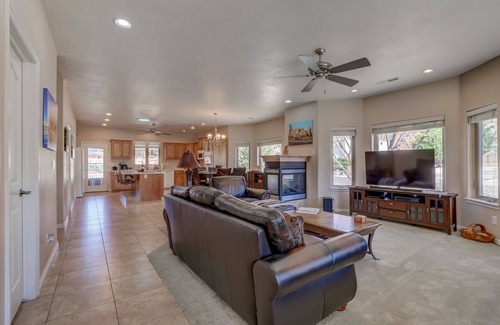 Kanab House | Unforgettable Red Rocks Views with Cal King Bed & Pool