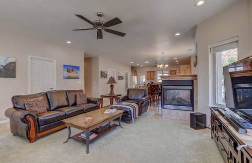 Kanab House | Unforgettable Red Rocks Views with Cal King Bed & Pool