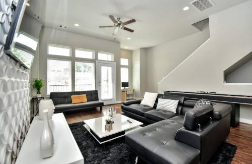 East Downtown Houston House | Stunning Rooftop with Downtown Skyline Views & Hot Tub
