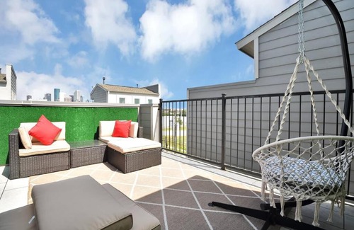East Downtown Houston House | Stunning Rooftop with Downtown Skyline Views & Hot Tub