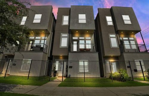 East Downtown Houston House | Stunning Rooftop with Downtown Skyline Views & Hot Tub