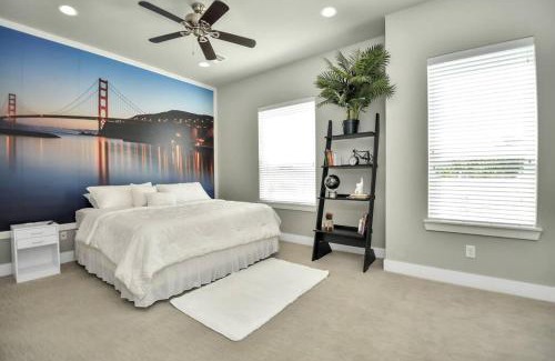 East Downtown Houston House | Stunning Rooftop with Downtown Skyline Views & Hot Tub