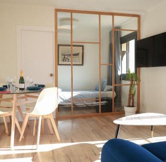 El Baix Guinardo Apartment | Enjoy Breathtaking Views from Our Cozy Apartment Retreat