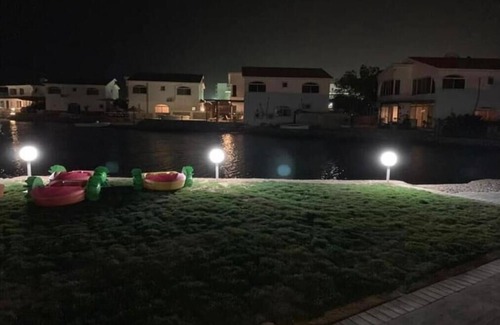 Al Mamsha El Seyahi Villa | Seaside Villa with Private Beach and Family-Friendly Perks