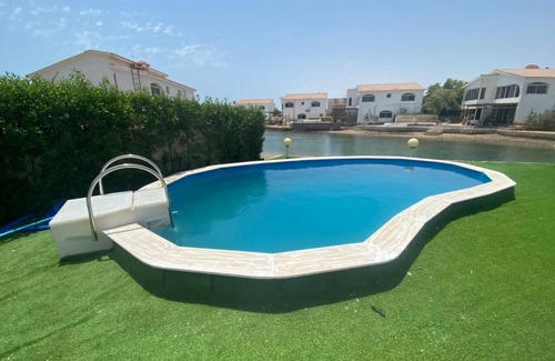Al Mamsha El Seyahi Villa | Seaside Villa with Private Beach and Family-Friendly Perks