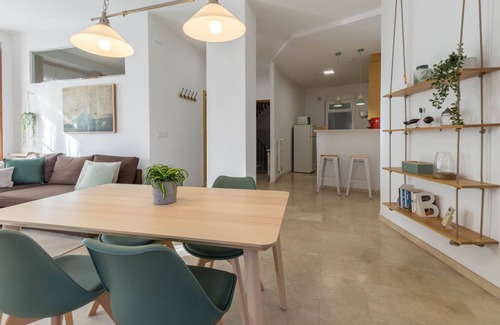 Barrio del Carmen Apartment | Exceptional Shiny Apartment: Ideal for Friends and Family