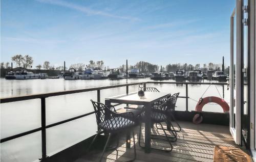 Ohe en Laak Boat Rental | Charming Ship In Oh Laak with Kitchen & Family-Friendly Amenities