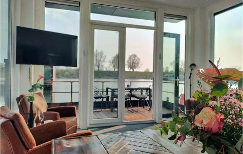 Ohe en Laak Boat Rental | Charming Ship In Oh Laak with Kitchen & Family-Friendly Amenities