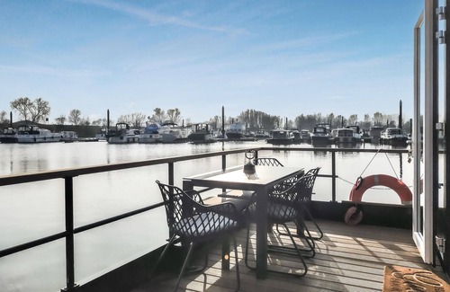 Ohe en Laak Boat Rental | Inviting Houseboat on the Meuse – Pet Friendly & Scenic Views