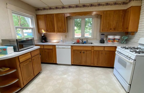 Willmar House | Amazing Spacious 5-bedrooms Deal- Host up to 10 Guests