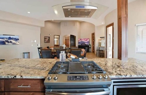 Los Lunas House | Enchanting Castle House with Spa & Family-Friendly Perks