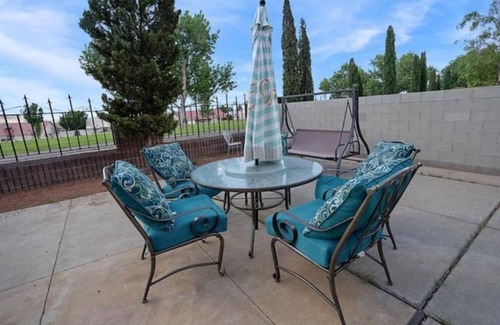 Los Lunas House | Enchanting Castle House with Spa & Family-Friendly Perks