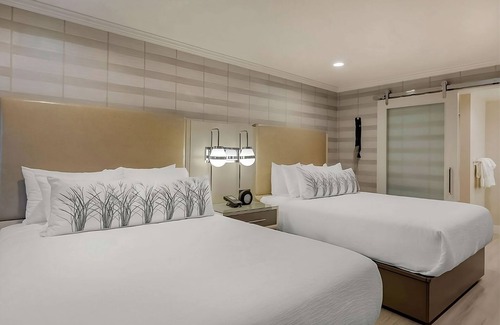 Southeast Torrance Hotel | Enjoy 3 Units with Queen Beds, Parking & Beach Access