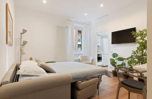 Tricolore Apartment | Inviting Studio with Botanic Touch in Central Location