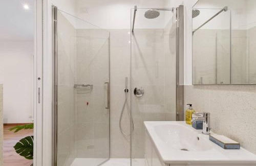 Tricolore Apartment | Inviting Studio with Botanic Touch in Central Location