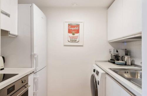 Tricolore Apartment | Inviting Studio with Botanic Touch in Central Location