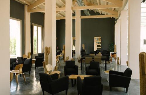 Paterna Apartment | Inviting Suite Near the Fair for Family Getaways
