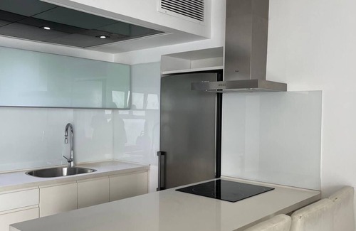 Bat Yam Apartment | Seaside Retreat with Pool and Spa Amenities Await You