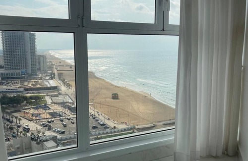 Bat Yam Apartment | Seaside Retreat with Pool and Spa Amenities Await You