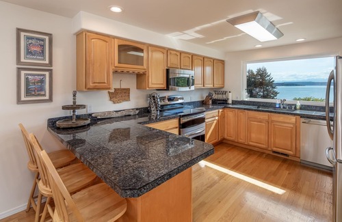 Camano Island House | Unforgettable Oceanfront Views with Fire Pits & Games